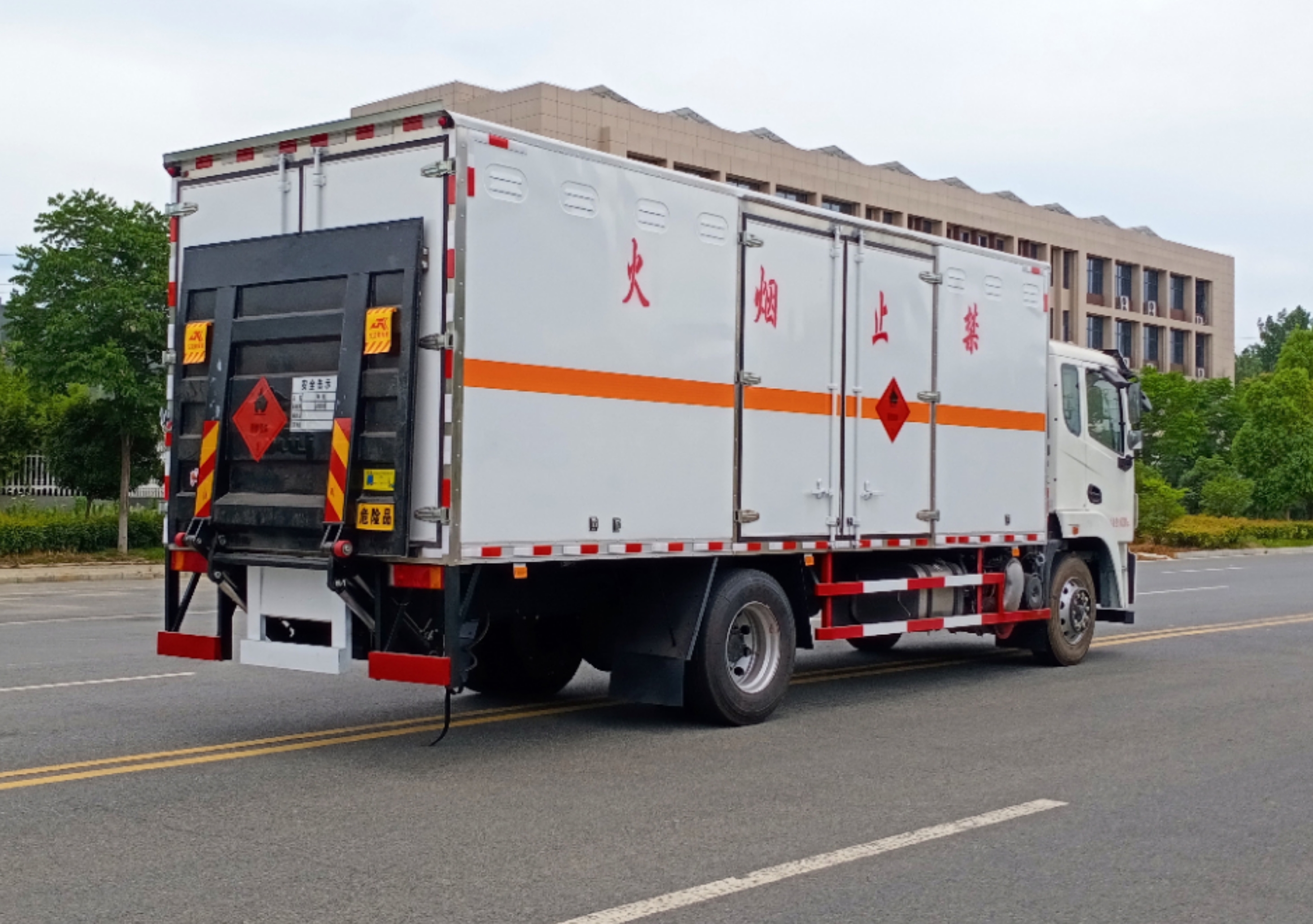 東風(fēng)錦程6.8米液體廂式運輸車