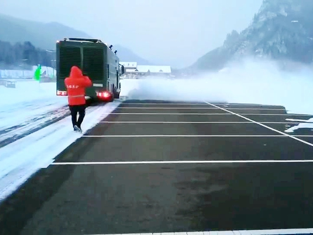 熱吹式除雪車 強力吹雪車