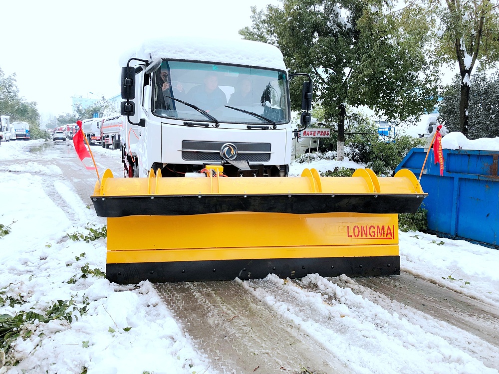 東風天錦多功能抑塵除雪車