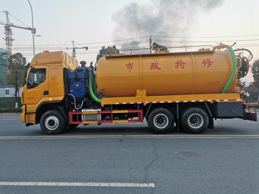 柳汽乘龍后八輪清洗吸污車(chē)